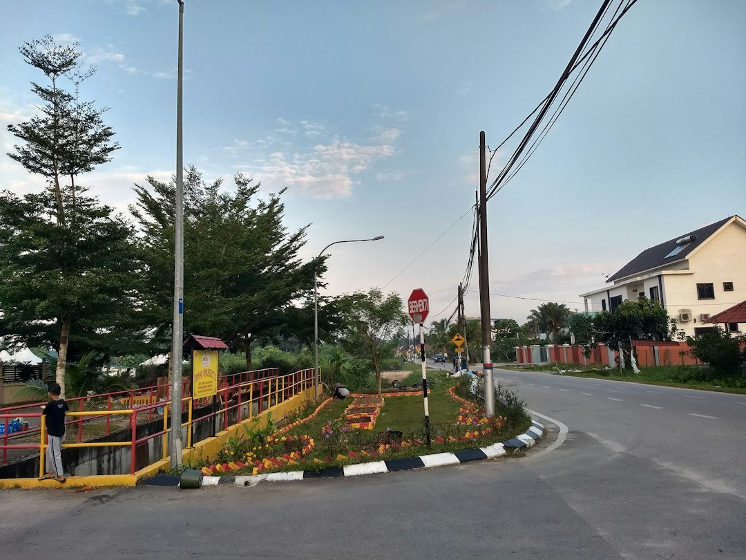 Tinggal di Seksyen 13 Shah Alam: Akses & Kemudahan Jalan kejiranan yang menghijau sebagai ilustrasi suasana kediaman Shah Alam