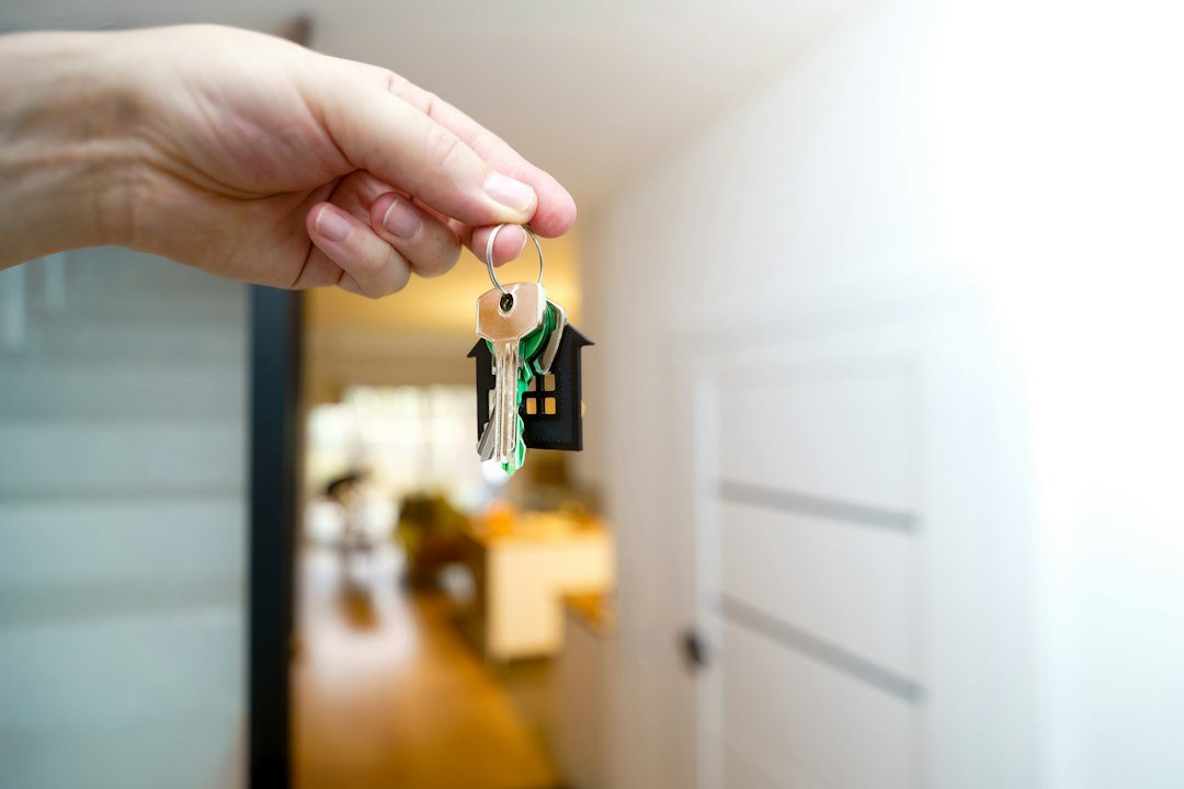 Checklist Beli Rumah Subsale Sebelum Bayar Booking Tangan memegang kunci rumah di ruang dalaman kediaman